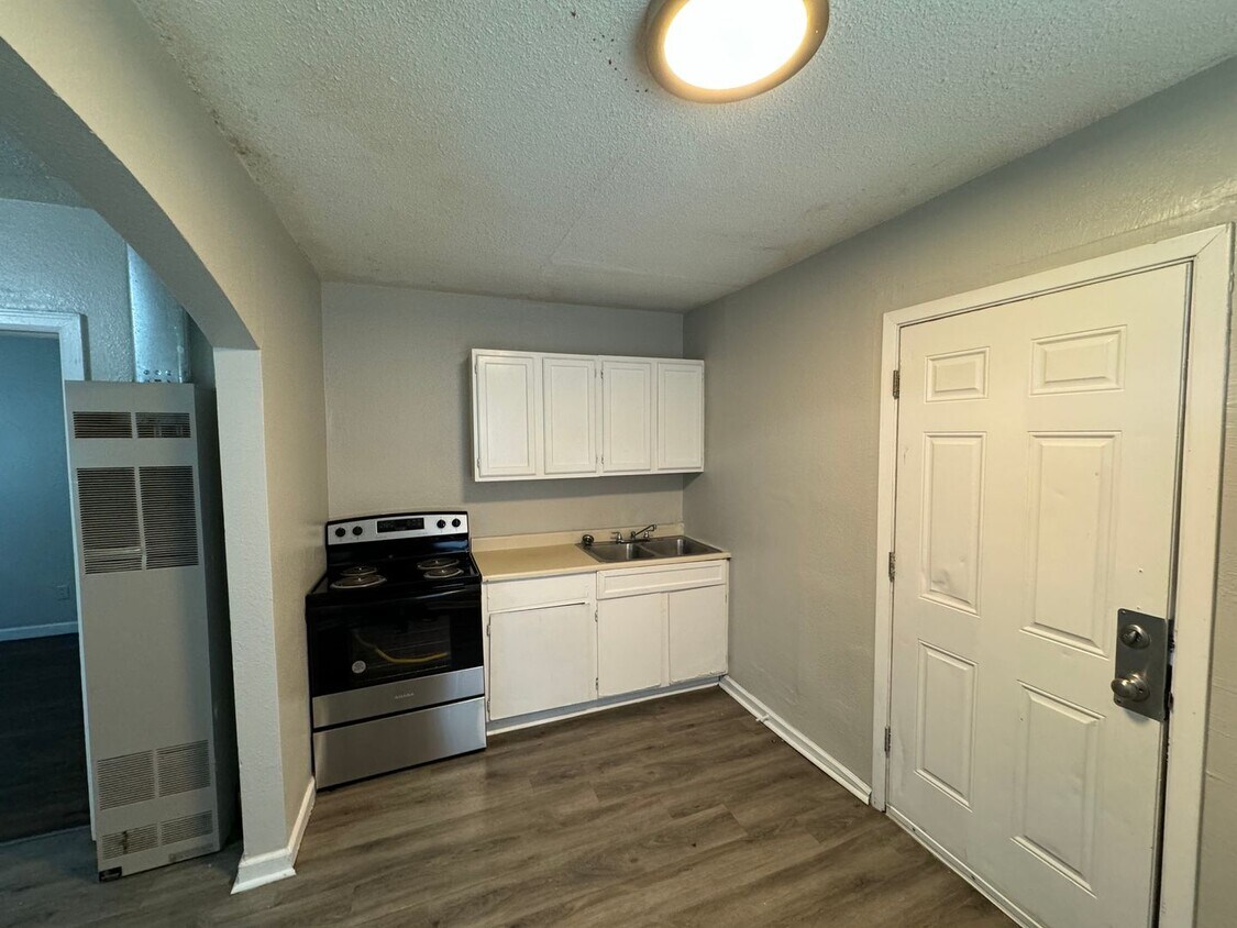 Foto principal - $495 - 1 bed 1 bath - Duplex