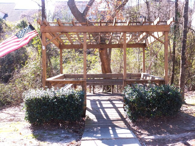 Building Photo - Beautiful Townhome