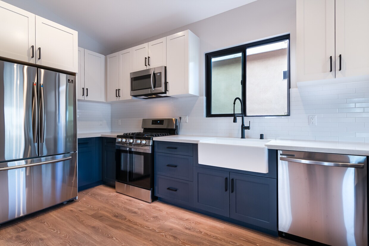 Primary Photo - 1002 N Ridgewood Pl