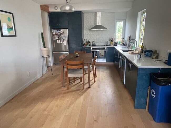 Foto del edificio - Modern Furnished Townhome | Eco-Luxury Liv...
