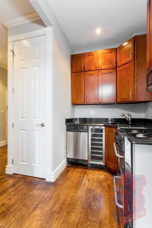 Foto del edificio - 290 W 12th St