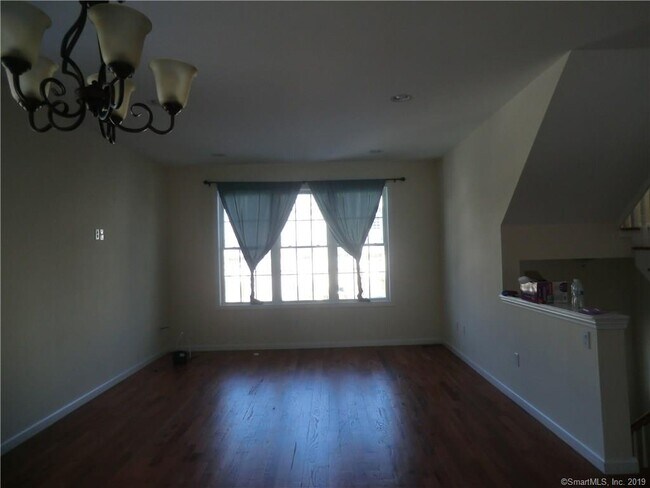 Building Photo - 12 Old Oak Dr