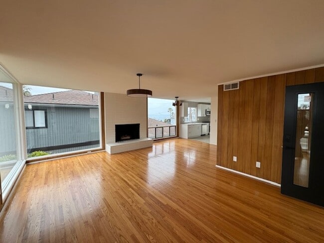 Building Photo - Charming Meets Modern – Renovated 2 Bed / ...