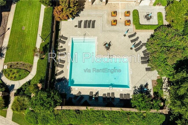 Foto del edificio - 220 Renaissance Pkwy NE