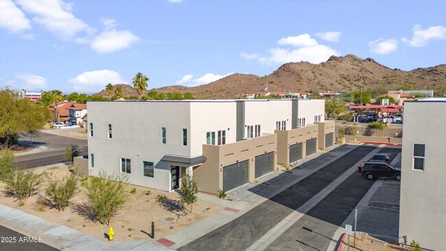 Building Photo - 2118 E Voltaire Ave
