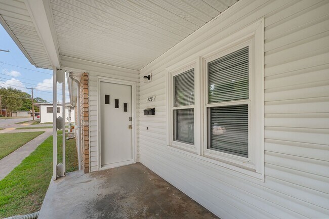Building Photo - Stanford Duplex