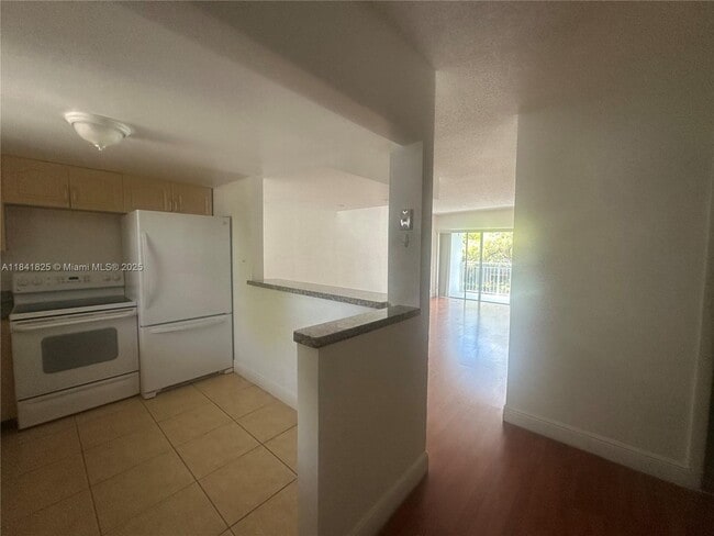 Building Photo - 9375 Fontainebleau Blvd