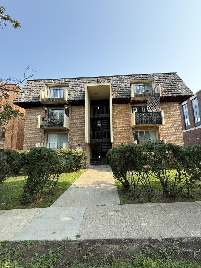 Building Photo - 813 E Kingsley St