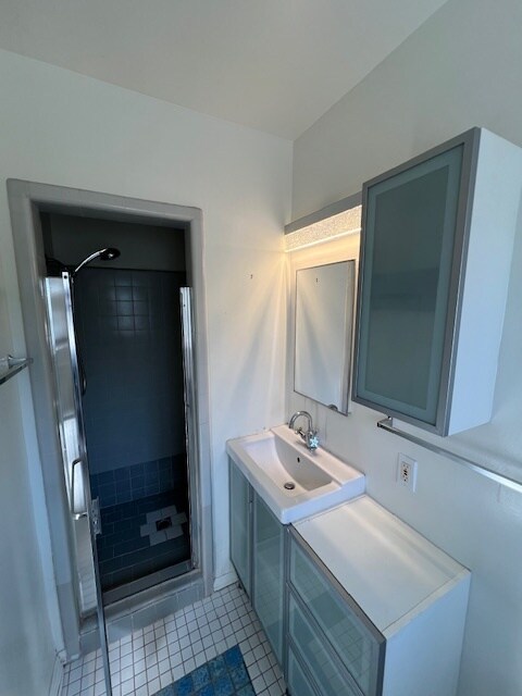 Baño principal - 5851 Woodman Ave