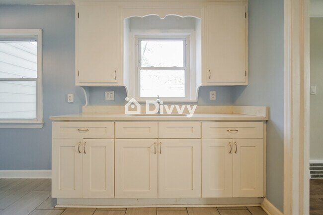 Foto del edificio - 1392 Villa Dr, South Euclid, OH 44121