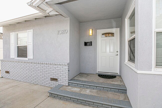 Building Photo - 10219 Sophia Ave