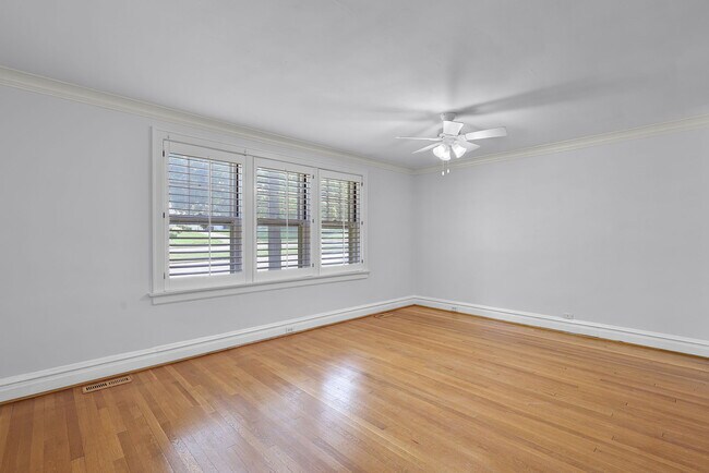 Foto del edificio - 7379 Pershing Ave