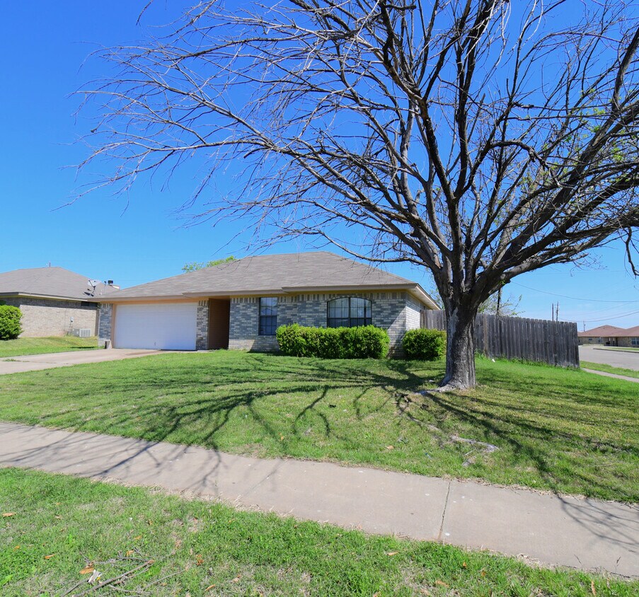 Foto principal - Lovely 3 bedroom 2 bathroom 2 car garage h...