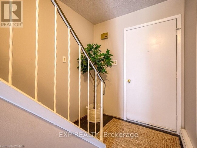 Building Photo - 1060 Canfield Crescent