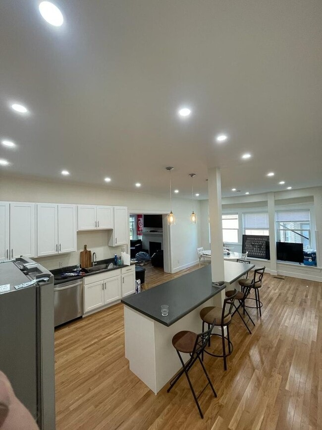 Building Photo - Massive  13-Bedroom House with huge Privat...