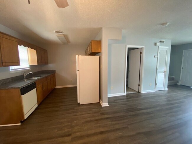 Building Photo - 2 Bedroom 1.5 Bath Townhouse