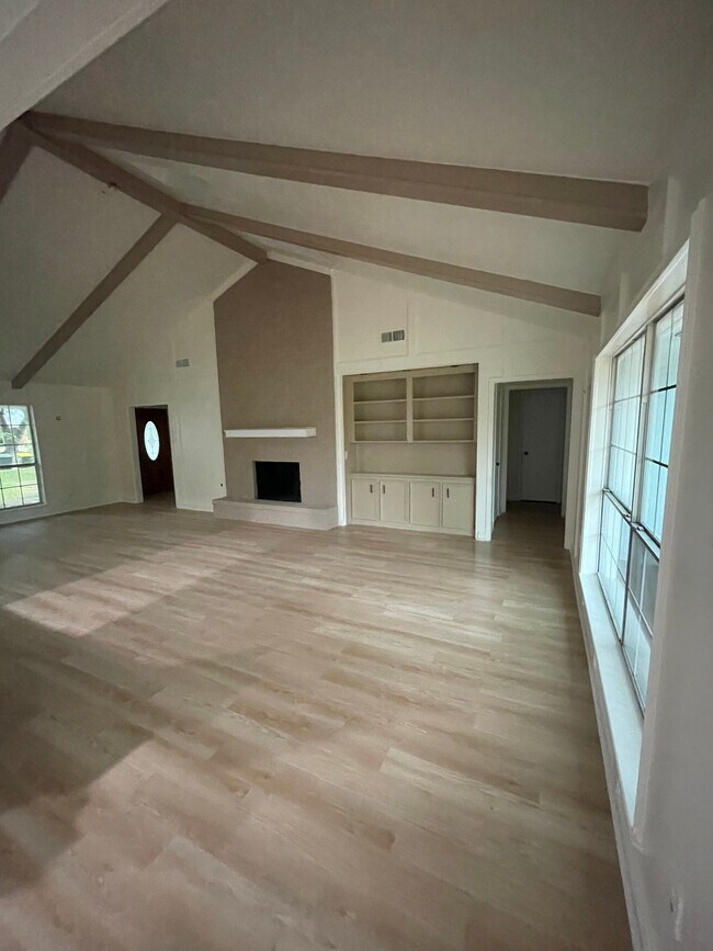 Building Photo - 1111 Irish Dr