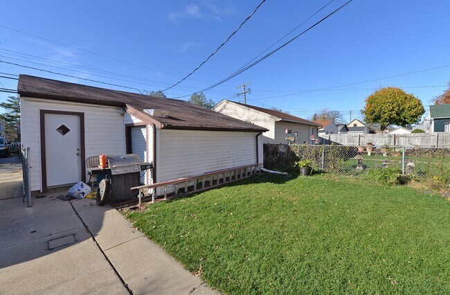 Patio trasero. - 1516 Thurston Ave