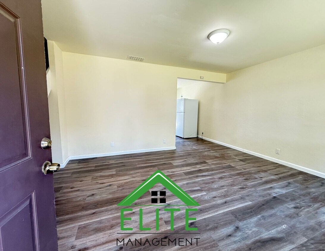 Foto principal - Charming and Updated Townhome in the Heart...