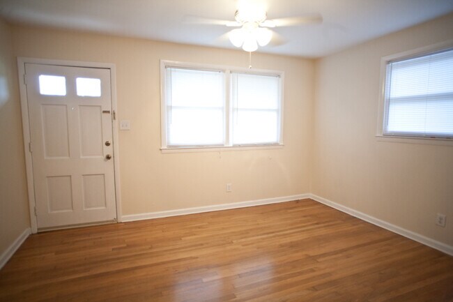 Foto del edificio - Spacious 5 bedroom apartment near campus