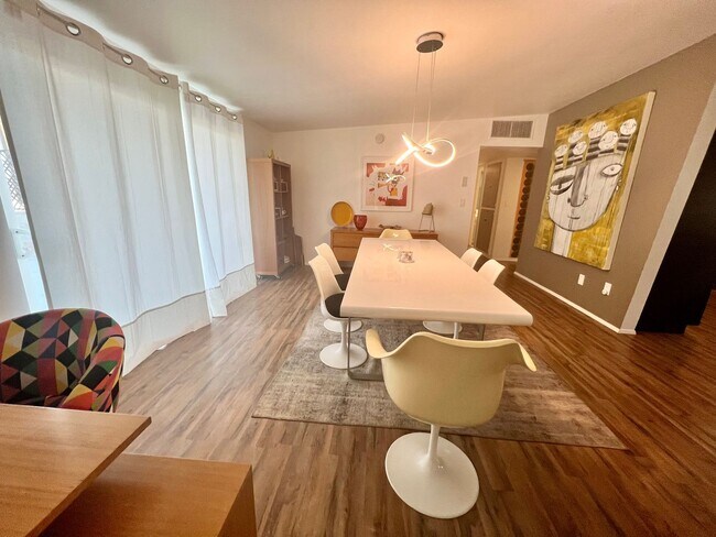 Foto del edificio - 3 Bedroom 2 Bathroom - Fully Furnished - M...