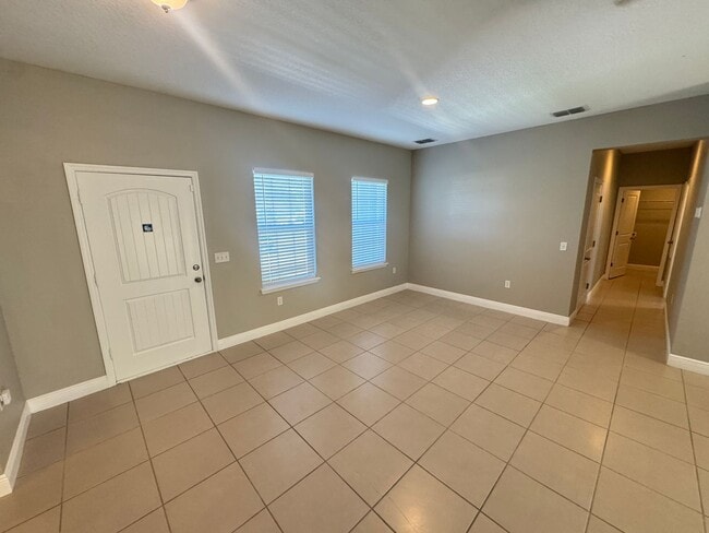 Building Photo - Incredible 4 Bedroom, 2 Bathroom Home in Poinciana!!