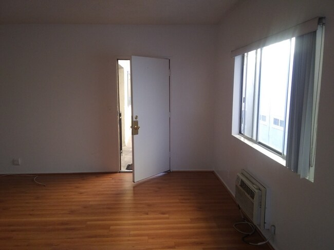 Foto del edificio - 5822 Waring Ave