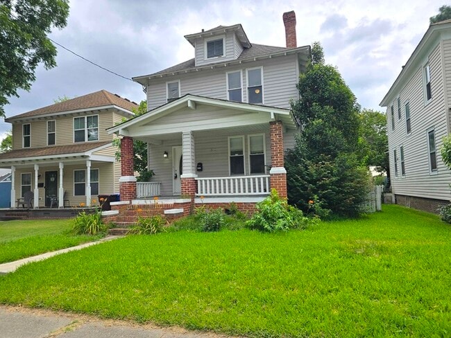 Building Photo - Charming 3-Bedroom Home Near Lakeside Park