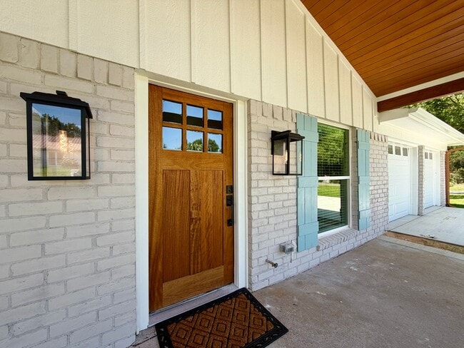 Building Photo - 10801 Rick Dr