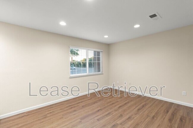 Foto del edificio - 990 Palm Cir