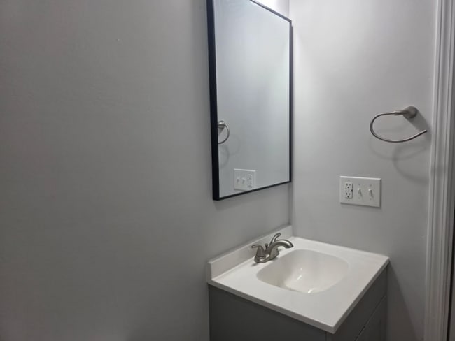 Building Photo - Newly Renovated 1-Bedroom Apartment Available