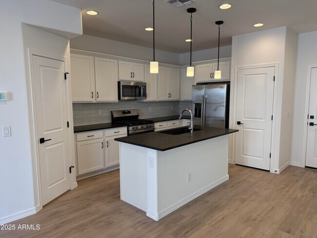 Foto del edificio - 1223 W Sparrow Dr