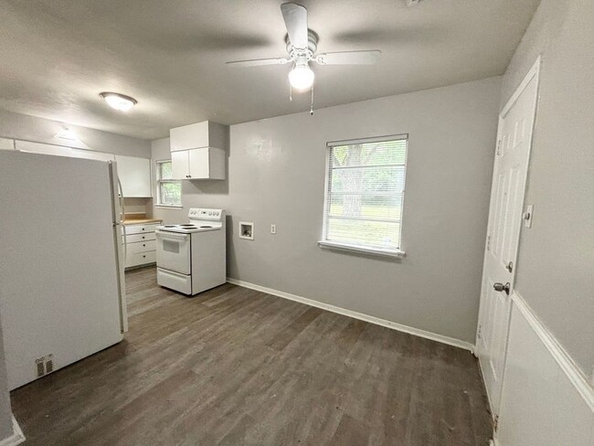 Building Photo - 413 Freestone Dr