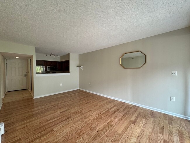 Foto del edificio - Sun-filled 1 Bed 1 Bath With Sunroom In Ea...