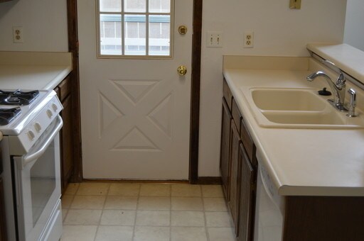 Building Photo - Nice 2 Bedroom in Le Chateau!