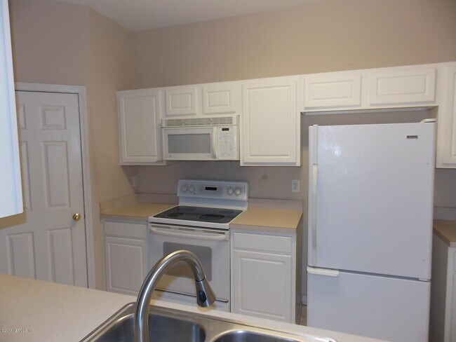 Building Photo - 10550 Baymeadows Rd