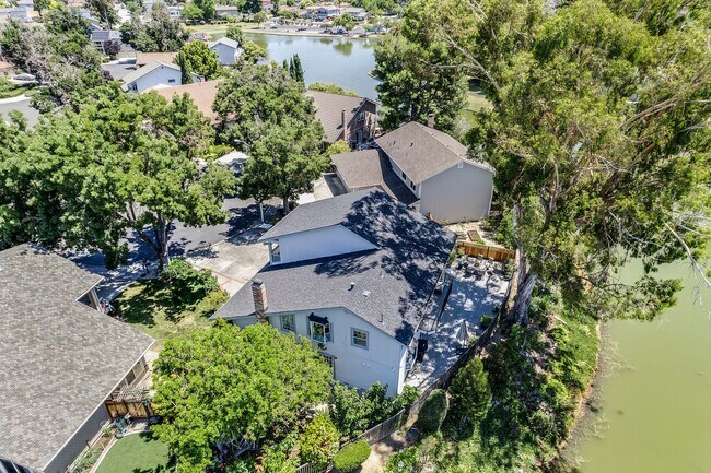 Foto del edificio - *COMING SOON!* 4 bed/3 bath lake house wit...