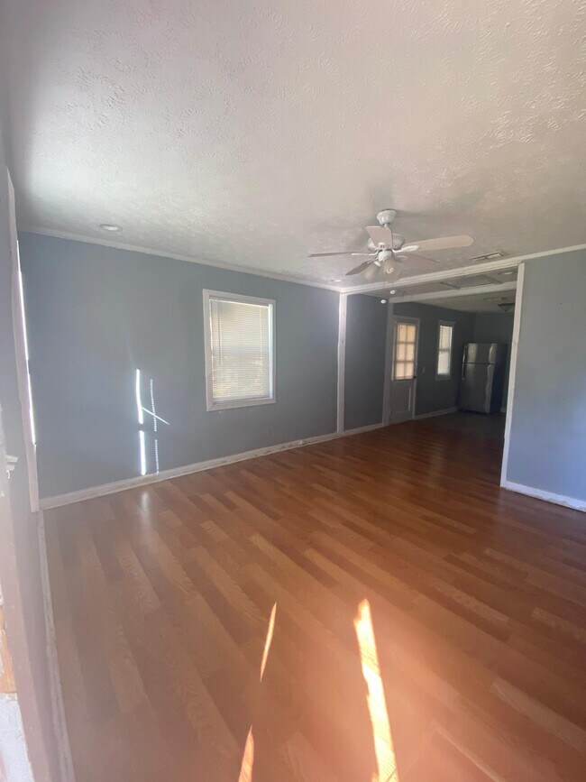 Building Photo - 312 Celery Ave S
