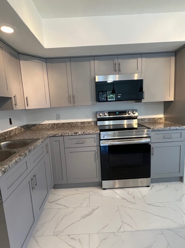 Building Photo - 220 SW 8th Ave