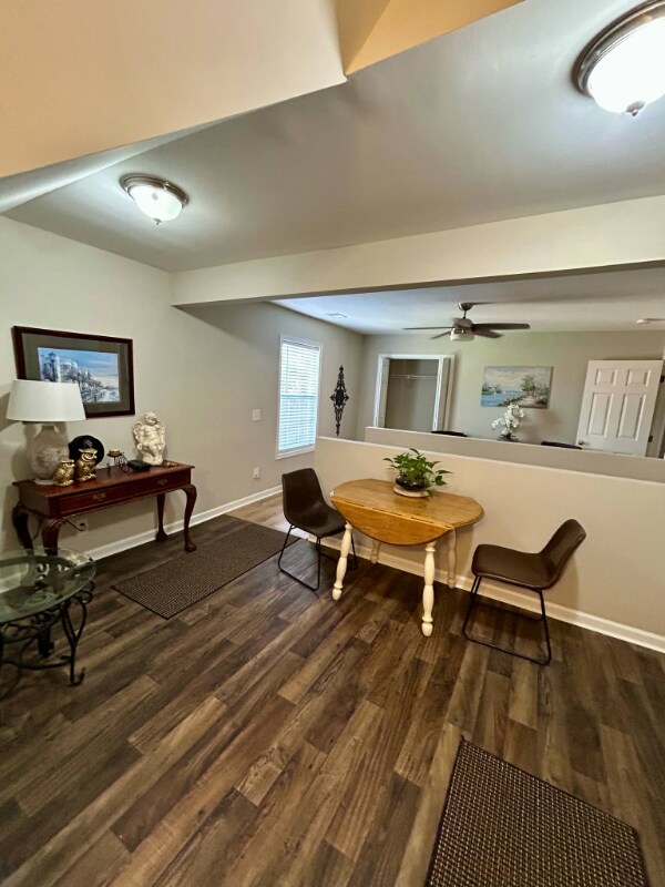 Foto del edificio - 412 Leamington Way