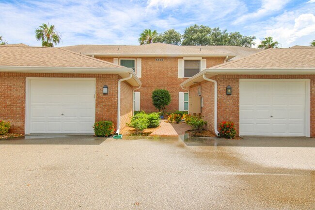 Building Photo - ** WALDEN OAKS 2 PLUS A DEN\2 BATH WITH GA...