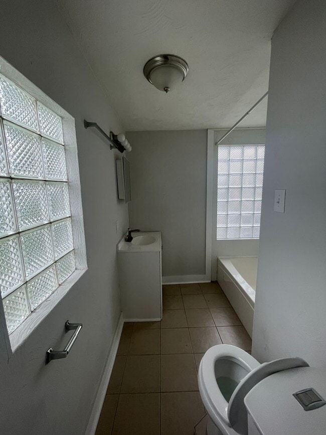 Building Photo - Available July 1st! 3 Bed 1.5 Single Family Home!