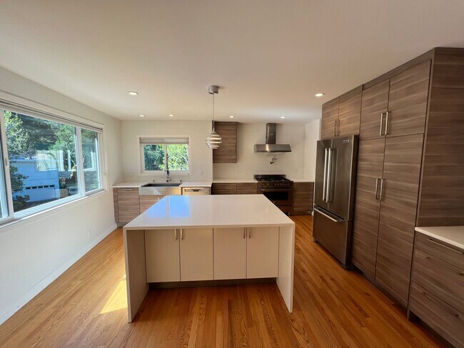 Building Photo - BEAUTIFUL FOUR BEDROOM THREE  BATH GREENBR...