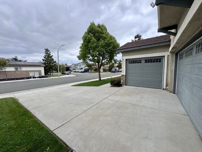 Building Photo - 5 bedroom 3 bedroom Spencers Crossing home available now for LEASE!