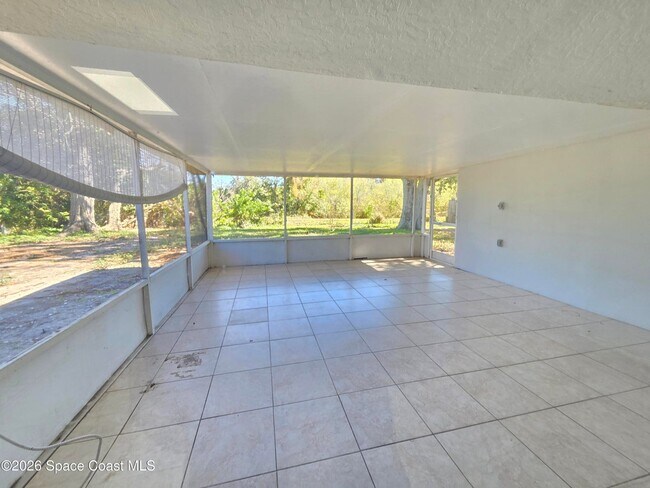 Building Photo - 771 Onyx Dr NE