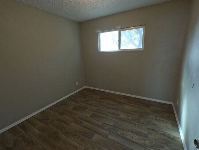 Building Photo - Beautiful 3 Bdrms/2 Baths corner lot