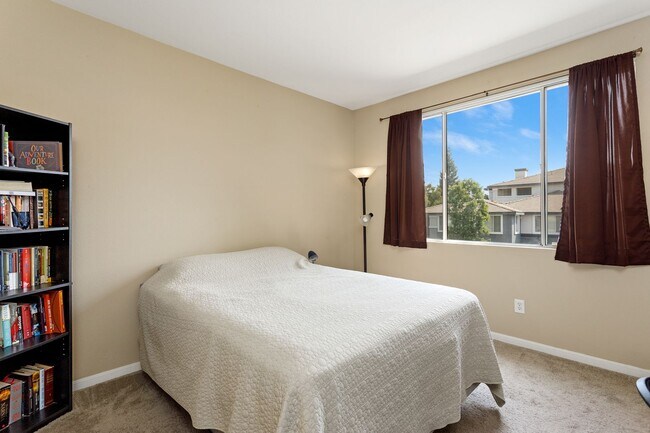 Building Photo - Gorgeous Condo in a Fabulous Location!