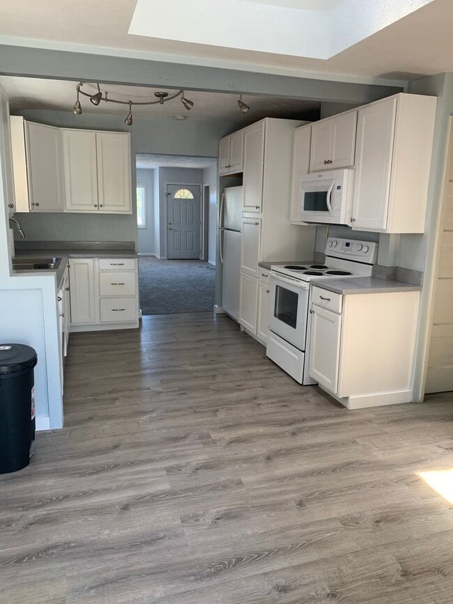 Building Photo - Three Bedroom