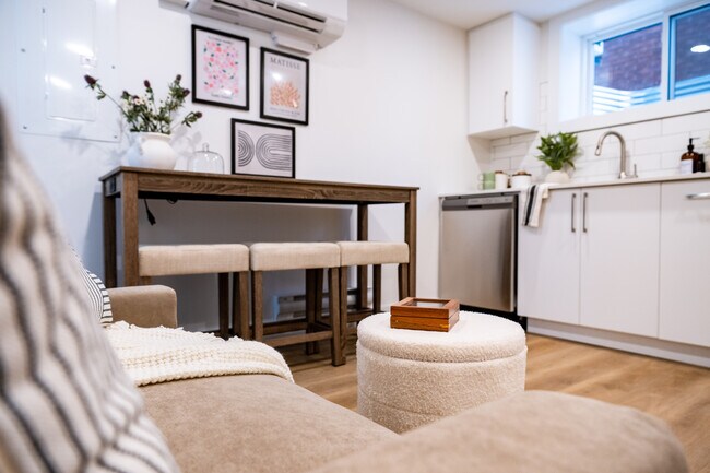 Photo du bâtiment - Newly Constructed Boutique Studio in Hintonburg (142 Young)