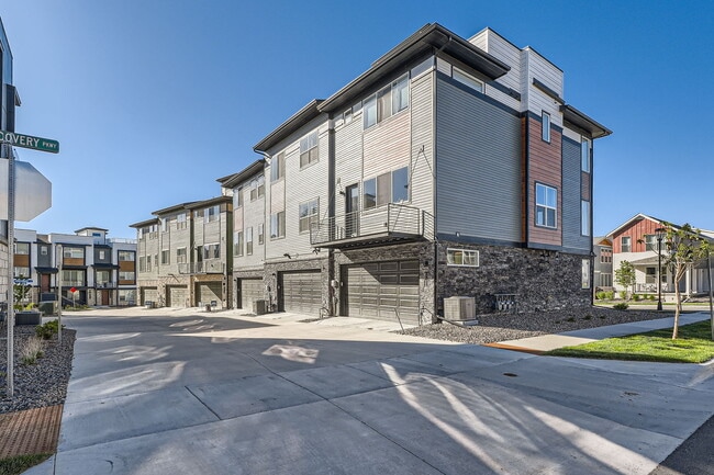 Building Photo - 805 Promenade Dr
